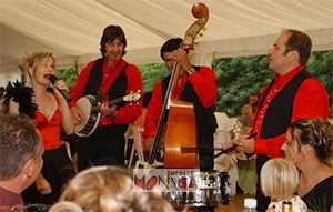 Orchestre tzigane en costume folklorique avec contrebasse et chanteuse gitane