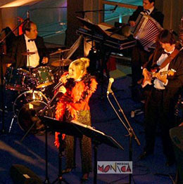 Un orchestre de varietes joue et chante en costumes lors dune soiree de gala