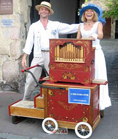 Couple de musiciens chanteurs parisiens en canotier avec orgue de barbarie au coeur de Paname