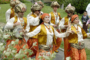 Fanfare orientale dansant sur des folklores d'Arabie du Maghreb et d'Egypte
