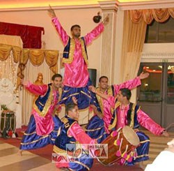 Pyramide de danseurs indiens en costume traditionnel de soie et joueur de tabla lors d une soiree bollywood