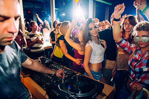 DJ mixant avec son materiel de son lors d une soiree disco