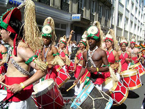 Batucada: groupe deambulatoire du carnaval breslien avec percussionnistes et tambours defilant dans la rue
