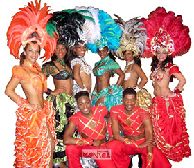 Groupe de samba bresilienne avec danseuses de carnaval et percusionnistes