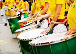 Tambours de percussionnistes bresiliens formant une batucada deambulatoire