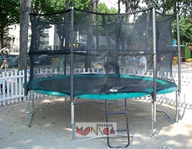 Trampoline pour figures et sauts acrobatiques avec toile elastique fixee au cadre par ressorts