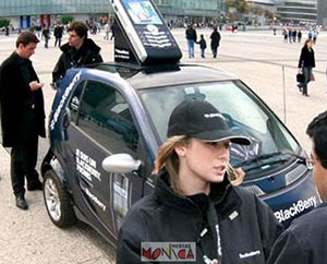 Hotesses avec vehicule aux couleurs de la marque lors d un road show pour le lancement d un smartphone