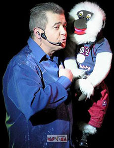 Une star de la ventriloquie discute en plein spectacle avec sa creature la marionnette cachou