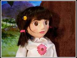 Jeune fille devant un arbre a l'oree d'une foret magique dans une piece de theatre de marionnettes