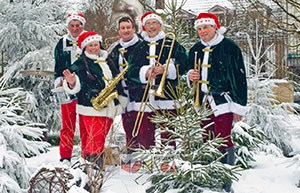 Orchestre de noel autour de sapins enneiges