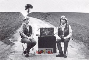 Le duo d organistes assis en plein milieu d un chemin de terre a la campagne