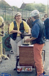 L organiste tourne l orgue de barbarie pour animer la rue