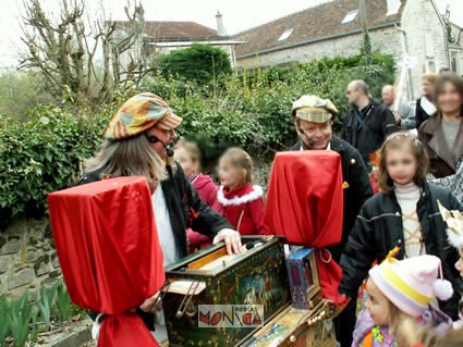 Les organisttes sont entoures du public lors d une animation de rue