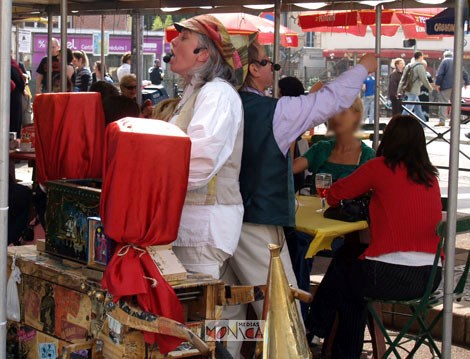 Les musiciens chantent pour accompagner la musique de l orgue de barbarie