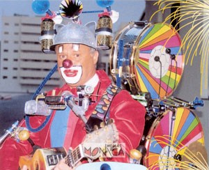 L homme orchestre porte un maquillage et un costume de clown pour son one man show