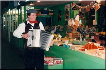 Un accordeoniste joue sur un marche couvert