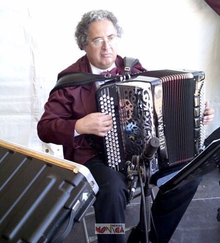 L'accordeoniste interprete une chanson de varietes