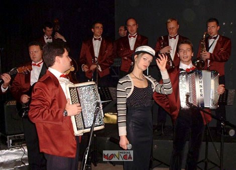 La chanteuse est entouree de son orchestre en uniforme