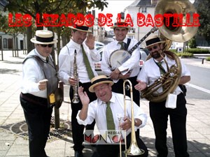 Le groupe jazzy en chemises blanches et chapeaux de canotiers joue en pleine rue