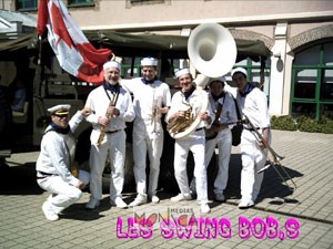 L'orchestre de jazz vetu de blanc joue en plein air