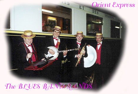 Le groupe de jazz est devant le train de l'Orient Express