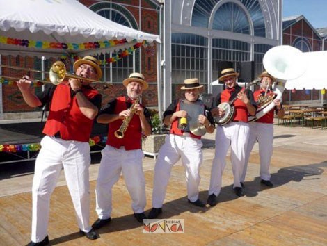 Le groupe de jazz joue un repertoire des classiques de la musique New Orleans