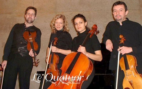 Chaque membre du quatuor porte son instrument de musique a la main