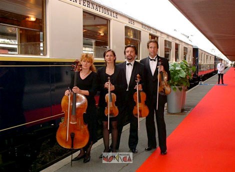 Le quatuor se trouve en face du train ou le concert de musique classique a lieu