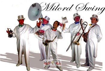 Le groupe de jazz milord en smoking blanc
