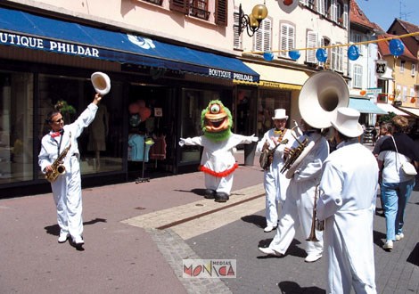 Les musiciens de jazz deambulent dans la rue avec un toon 