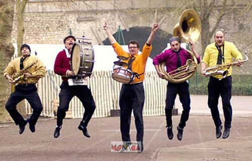 La fanfare deambulatoire jazz pop funk saute de joie pendant une animation de rue