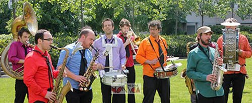 Les musiciens de la fanfare jouent dans un parc en ete