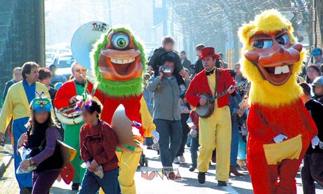 Deux toons en tete de cortege defilent avec une fanfare pour un carnaval