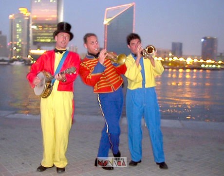 Trois musiciens jouent devant un decor americain
