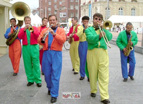 L'orchestre deambule a l'exterieur en jouant une musique variee et entrainante