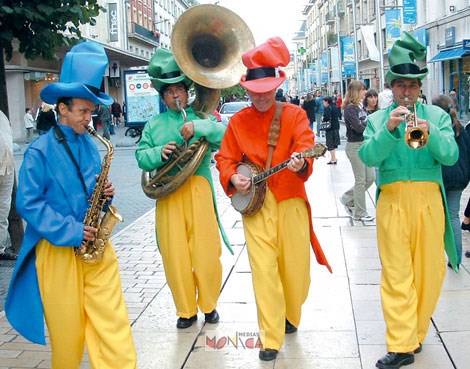 Quatre musiciens bicolores defilent dans les rues pour un carnaval