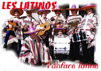 Le groupe de musiciens habilles en mariachis pour une soiree mexicaine