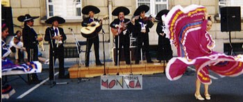Danseuses mexicaines et orchestre folklorique mariachis