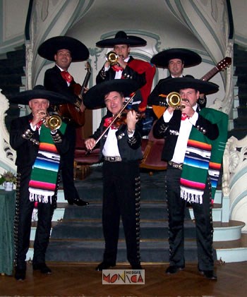 Groupe mariachis avec trompettes violon et guitares