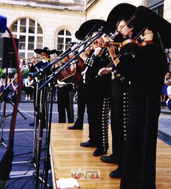 Orchestre mexicain sur scene en costume mariachis