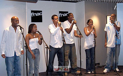 Orchestre gospel chantant dans un magasin fnac 