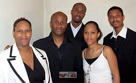 Le groupe de gospel est compose d hommes en noir et de femmes en blanc