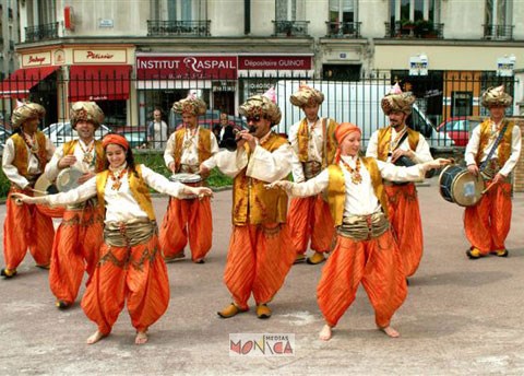 Les percussionnistes de l'orchestre d'Arabie accompagnent les danseuses