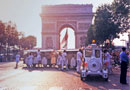 Le petit train et ses wagons sur les Champs-Elysees devant l'Arc de Triomphe