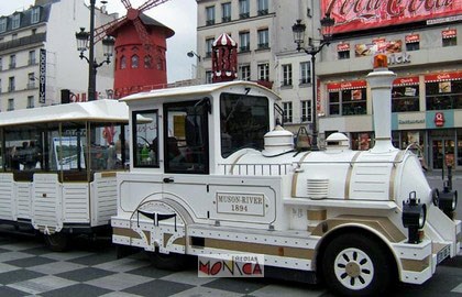 Petit train touristique pour evenementiel entreprise devant le Moulin Rouge de Paris