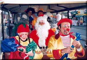 Petit train des fetes avec pere noel lutins et clown