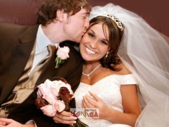 Couple de jeunes maries s embrassant avec roses et en costumes
