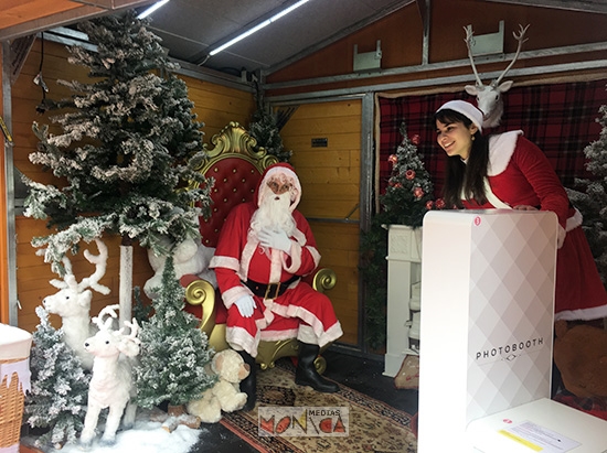 Animation photo pere noel avec borne photobooth decors sapin trone chalet et  hotesse