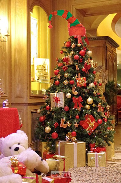 Decoration a theme Noel avec sapin paquets cadeaux boules guirlandes et peluches