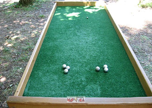 Tapis et boules de petanque sur table